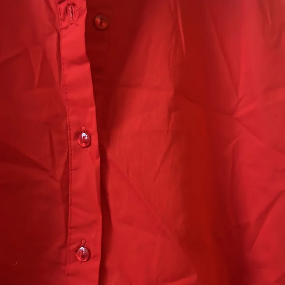En röd skjorta från primark. Storlek 36 men är lite pösigare i modellen. Aldirg använd och i bra skick. . Skjortor.