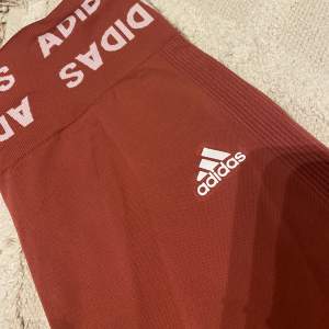 Träningsleggings från Adidas. Lite kortare i benen. NYA!! Stretchiga 