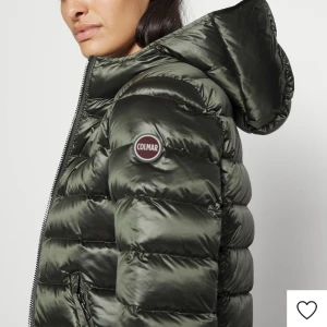 colmar jacka - säljer min gröna colmar jacka då den tyvärr inte kommer till användning!🥰 strl 40 men jätte liten i strl så passar mig som i vanliga fall har s/m! nypris 5000, sparsamt använd så som ny!💖