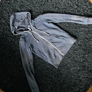 Hoodie - Hoodie från Divided i mörkblå/grå färg. Lite rough stil.