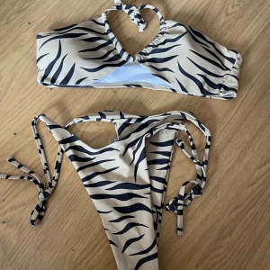 Bikini - Helt ny bikini från shein! Storlek S på underdelen och M på överdelen men passar allt mellan xs-m då man själv kan knyta me banden!💋Självklart helt oanvända!!!