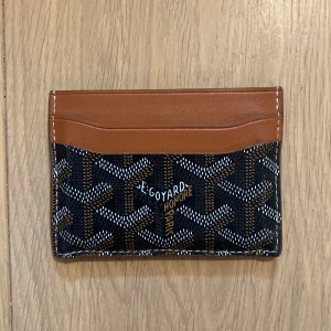 Korthållare - Riktigt schysst korthållare som rymmer flera kort.  