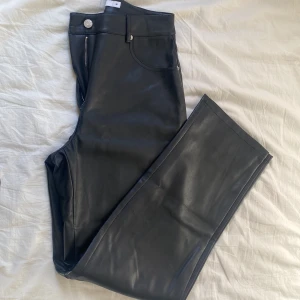 Raka skinnbyxor - Raka skinnbyxor ifrån nakd, jätte snygga och i nyskick. Säljer pga att jag har flera liknande byxor. Skriv privat om du har fler frågor. Köparen står för frakt📦💕
