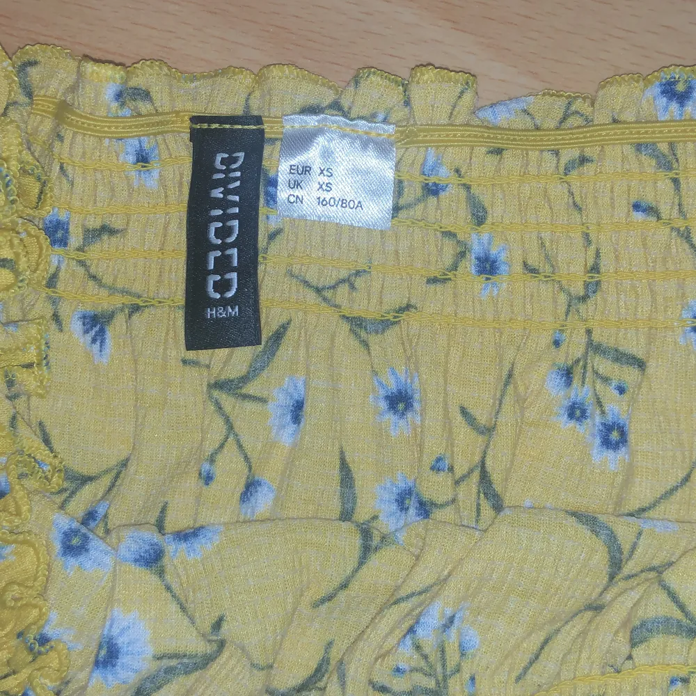 En gulblommig tröja från H&M, storlek xs. Toppar.