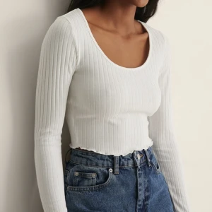 Tröja - Tröja från NA-KD i storlek XXS. Säljer pga att den är för liten för mig. Aldrig använd.