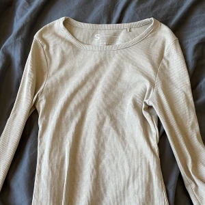 Tröja  - Säljer denna tröjan som är köpt på Plick då den inte passade mig. Vet inte vart den är ifrån men den är i bra skick. Vid frågor kontakta mig🤍