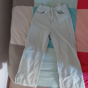 Relaxed fit jeans - Jeansen har jag använt flertal gånger. Färgen på den är turkos. Den blev liten för mig så jag tänkte sälja den. Den har en liten liten fläck. Så jag säljer den för 60 kr! Pros kan diskuteras!💗