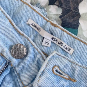 Ljusblåa jeans - Säljer dessa fina jeans! De har används en del men det är inte slitet. Det enda som kan vara lite slitet är att de är lite uttöjda vid midjan och därför vikit sig. 💙originalpris: 500kr