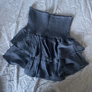 Kjol - Fin kjol från Shein! Fin nu till sommaren 💛 lite defekter men inget som syns så därav priset! Köparen står för frakten. 