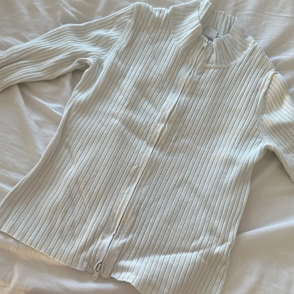Den hära jätte fina lång, vit tröja! Den är storlek small! Jag säljer den för 200kr!. Skjortor.