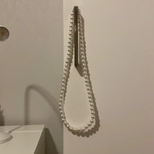 Stort pärlhalsband  - Stora pärlor, mjölkvit, köpte från Stockholm vet inte varför inte riktigt något jag kan ha på mig