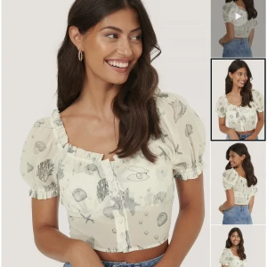 Croptop  - Croptop från NA-KD som bara har använts 1 gång!   Pälsdjur finns i hemmet 🐕🐈  Skickar paketet dagen efter betalning är gjord 📮