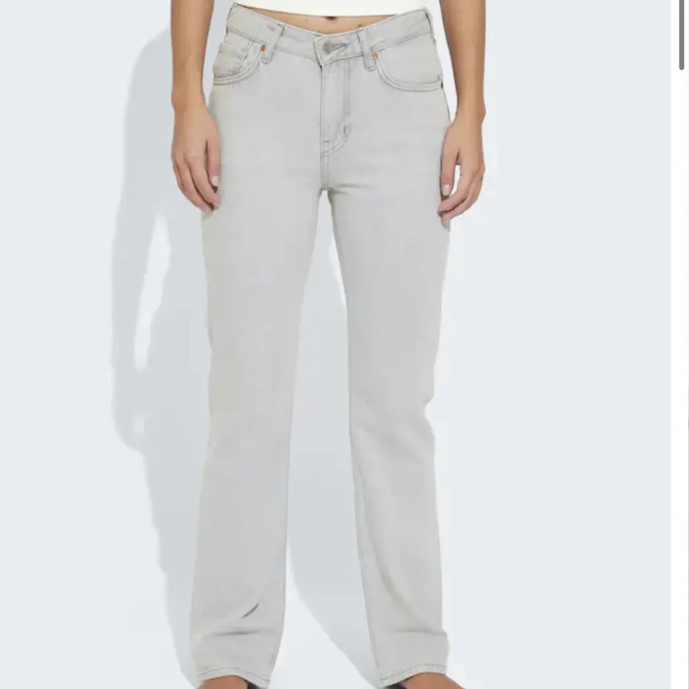 Säljer mina ljusgrå jeans ifrån bikbok som är slutsålda❤️Super skick, skriv för egna bilder. Köpta för 600 kr, använda 3 gånger ca. Jeans & Byxor.