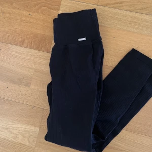 AIMN TIGHTS - Svarta träningsbyxor från aimn. Strl S