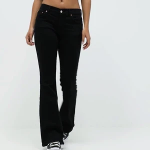 Lågmdijade Jeans - Säljer dessa svarta lågmidjade i super skick, de är använda 1 gång. I storlek S men passar en xs också + de är stretchiga. Pris går att diskuteras. Originalpris: 599