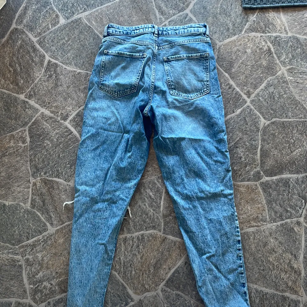 Mom jeans beställda från ASOS väl använda men fortf i bra skick. . Jeans & Byxor.