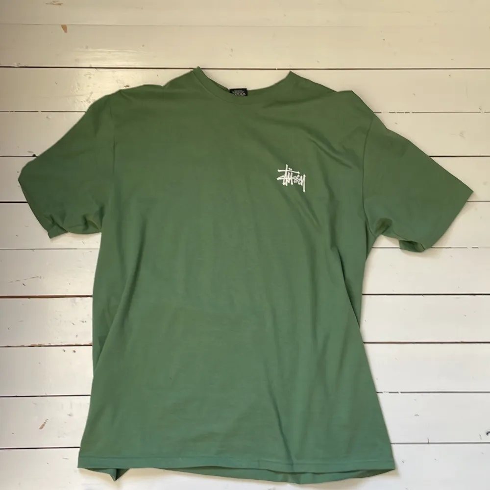 Grön stussy t-shirt köpt på selvage. T-shirts.