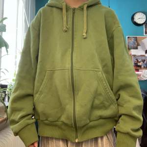 Snygg grön hoodie från divided by HM. Är i storlek L💞