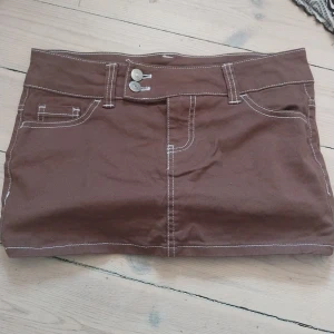 Vintage tjol - Säljer min low waist vintage bruna tjol från h&m, aldrig använd storlek 36