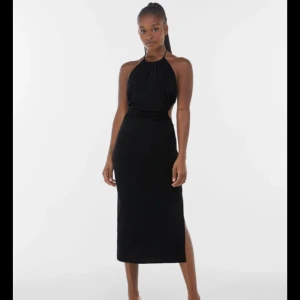 Klänning - Helt oanvänd drömklänning från bershka. Glansigt material. Har tyvärr inte kommit till användning därav att jag säljer den!! 