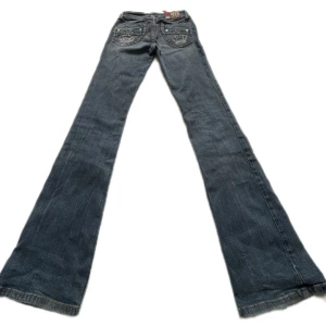 Victoria Beckham jeans - Jättesnygga Victoria beckham jeans som tyvärr inte kommer till användning💗 Dom är i Bootcut modell och lågmidjade med loggan på bakfickorna<3 Midja: 65 cm Innerbenslängd 77 cm