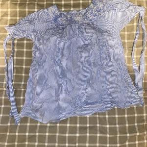 Randig  - En randig kortarmad tröja som har ett  elastiskt band längs ovansidan som gör det västan omöjligt för axlarna att åka ner. Det finns långa band som du ska knyta till rosetter längt Armana . Använd ett par fåtal gånger 