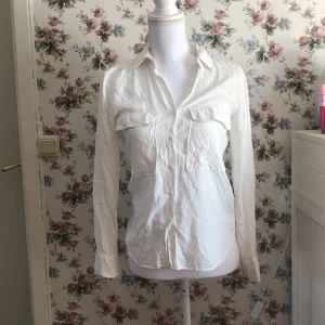 Skjorta - Luftig skjorta från Zara. Jätte behagligt material. Det är lite genomskinlig också. 🌺📦