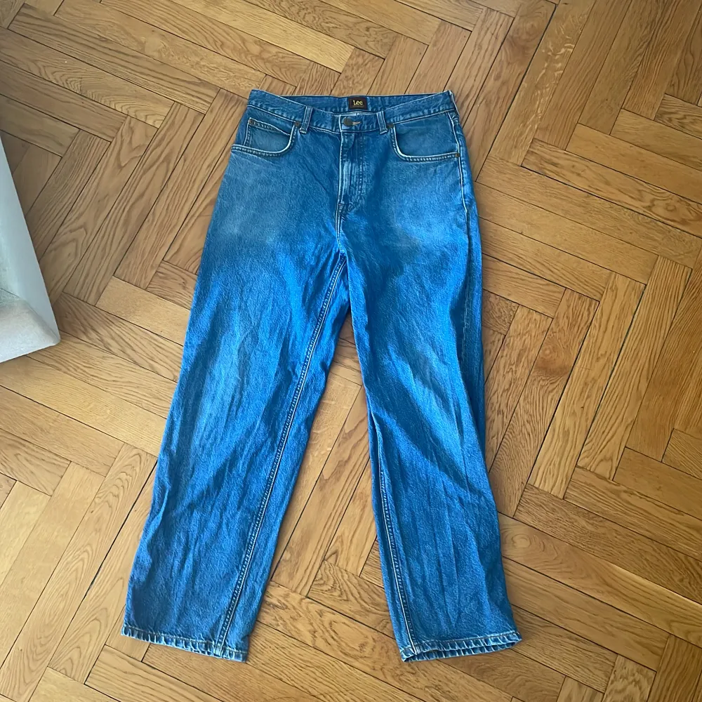 Säljer mina Lee-Jeans då de aldrig kommer till användning längre. Skicket är 8/10 och priset kan diskuteras. Jeans & Byxor.
