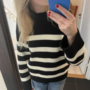 Stickad tröja - Säljer min stickade tröja ifrån bikbok.😍Jättefin men kommer inte till användning. Köpte i somras för 500kr. Skriv för frågor🤗💓