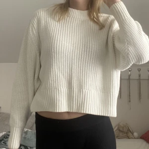 Stickad tröja - Vit stickad tröja använd endast två gånger, från monki❣️