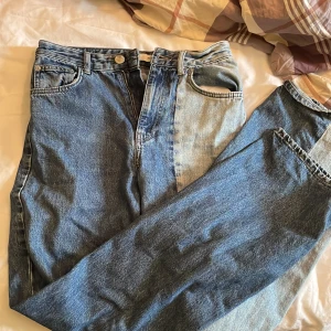 Blåa jeans - Säljer min lillasysters jeans från gina. Har en snygg detalj på benet och är lite baggy. Tyvärr passar de inte mig så därför säljer jag dessa. Gör av dig om du vill ha fler bilder🥳