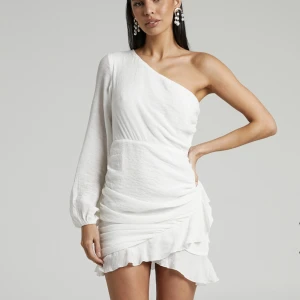 Studentklänning 40/L  - Fin oanvänd klänning! Storlek 40/L⚡️  Kedja i sidan. Gör sig inte rättvis på galjen! Skriv vid intresse eller om du är intresserad av fler bilder💞 