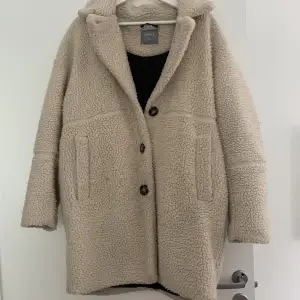 Jackan är fluffig, beige och i storlek S men är oversize🌟