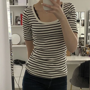 Randig t-shirt  - Randig t-shirt från H&M i ribbat material. Den är svart och vit randig och i storlek s 💕😊
