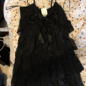 Svart Spetsklänning - Aldrig använd, köpt på second hand men var tyvärr för stor för mig. Mycket bra skick