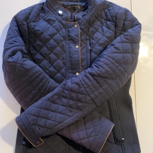 Vårjacka  - Marinblå jacka, vårjacka från zara Woman, upplevs liten i storleken 