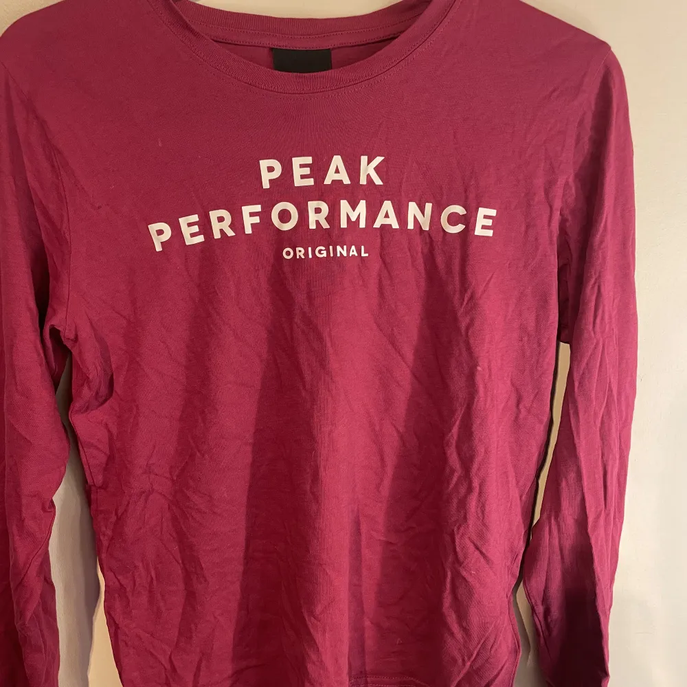 Tunn tröja från peak performance i stl 150, använd ett fåtal gånger då den blev för liten snabbt. Färgen är lite rosa lilla röd blandning typ. Toppar.