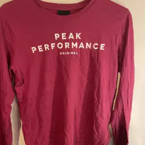 Tunn tröja från peak performance i stl 150, använd ett fåtal gånger då den blev för liten snabbt. Färgen är lite rosa lilla röd blandning typ