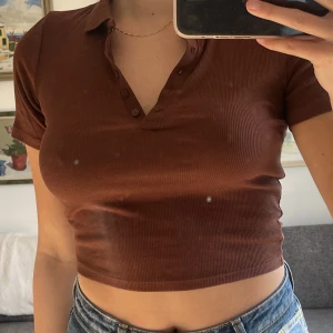 Topp - söt knapp upptill från zara. bra passform och lätt att styla