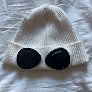 CP Company mössa - Säljer min cp Company mössa som jag Max använt 20 gånger. Köpte den på NK då jag även har kvar kvitto.  Säljer den då jag inte gillar hur den sitter på mig. Den är i super bra skick. Köpt för 1199kr.