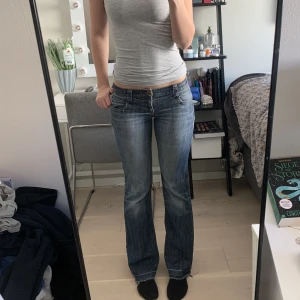 As balla lågmidjade jeans - Säljer nu mina favorit jeans med feta fickor med dragkedja då dem börjar bli för små för mig. Dem har en slitning i rumpan med det är bara snyggt! Innerbenslängden är 85 cm och midjemåttet är 83 cm🤍