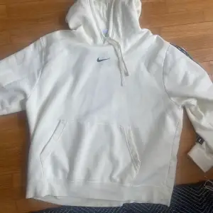 Snygg Nike hoodie som inte kommer till andvönding har en liten fläck på ryggen men man ser den bara om man har luvan på 