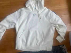 Hoodie  - Snygg Nike hoodie som inte kommer till andvönding har en liten fläck på ryggen men man ser den bara om man har luvan på 