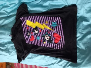 Tröja  - Jättefin / snygg tröja sällan använd katt finns i hemmet men rollar av T-shirten innan jag skickar 