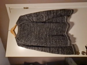 Stickad tröja  - Tjock stickad tröja i akryl