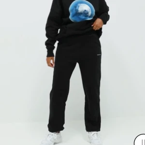 Nicki studios byxor  - Säljer mina svarta nicki studios byxor pga att jag har två storlekar. Knappt använda så de är i fint skick!