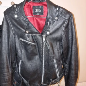 Äkta retro skinnjacka 38 - Retro skinnjacka i äkta läder. 