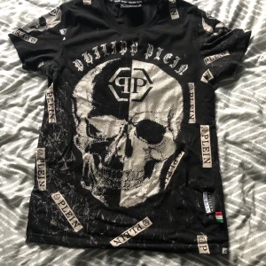 Philipp Plein - Säljer en Philipp Plein t-shirt i väldigt fint skick. Storlek m. Angående några frågor eller funderingar. Så får ni givetvis höra av er