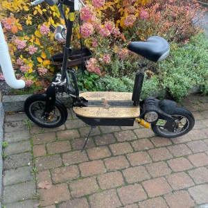 Lyfco elscooter - Lyfco elscoter  3000watt 1 nyckel 1 laddare  65km/h Ihopfällbar  Nypris: 15.000 55 kilometer räckvidd  2 olika lägen för hastigheter Ny slang i bakdäck 