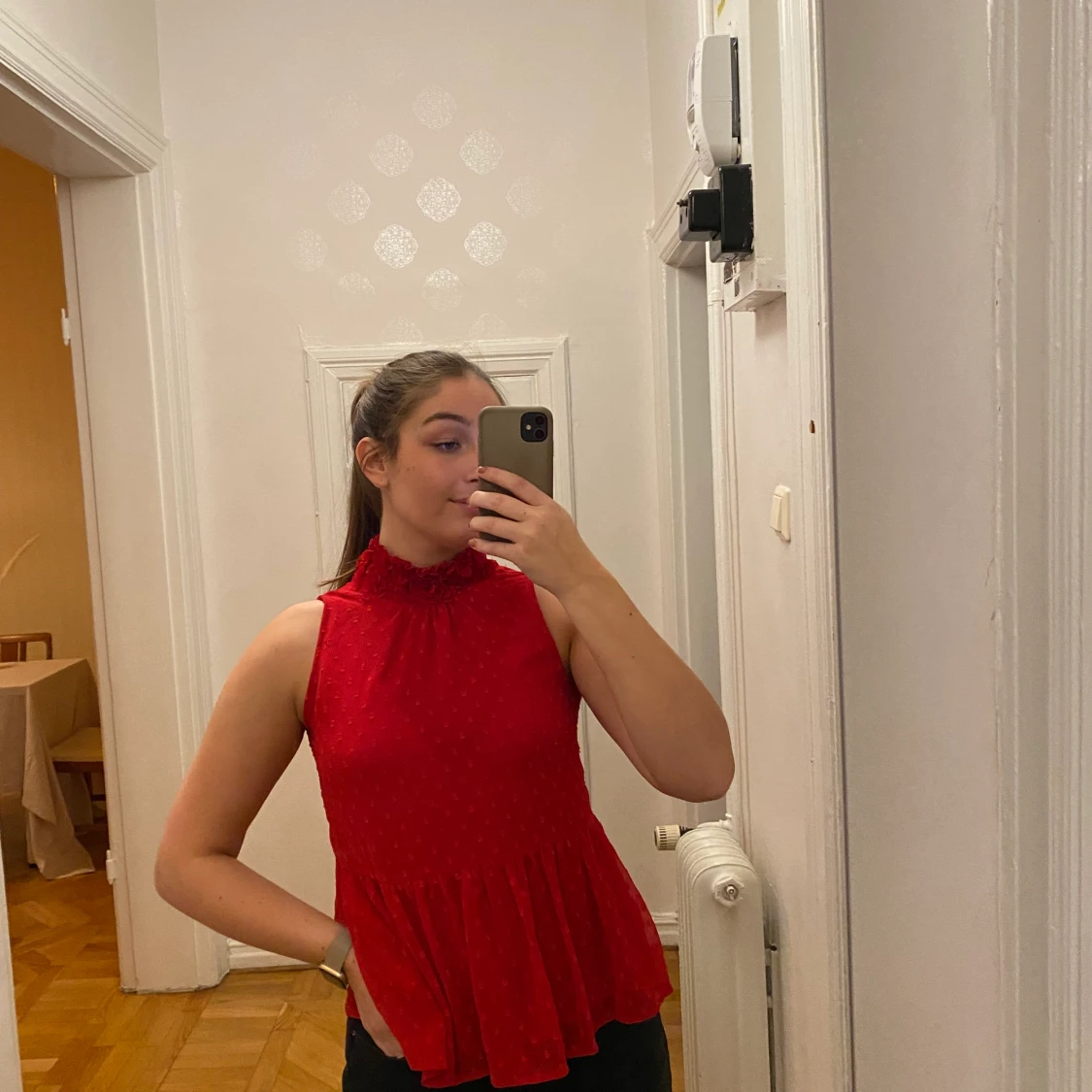 Röd topp med fin blomsterkrage 